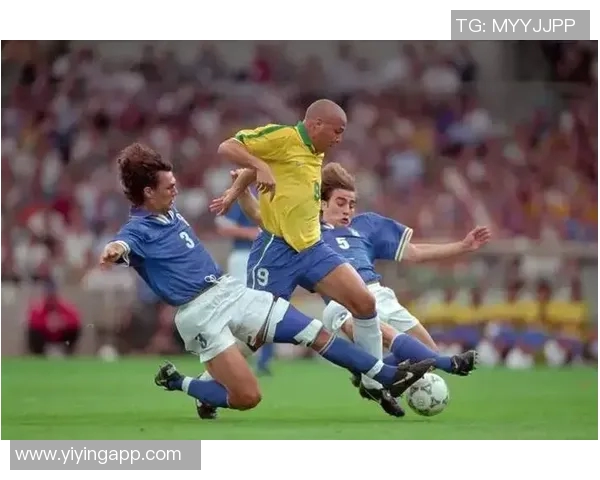 足球明星与粉丝亲密互动揭秘精彩瞬间与感人故事分享